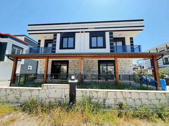 Seferihisar Doğanbey'de Denıze Yakın Satılık Genıs Bahcelı Sıfır 3+1 Villa