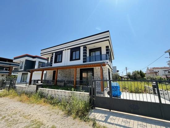 Seferihisar Doğanbey'de Denıze Yakın Satılık Genıs Bahcelı Sıfır 3+1 Villa