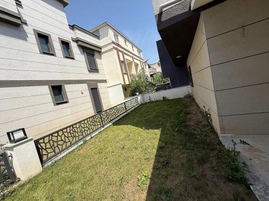 Ürkmez Doğanbey'de Denize Yakın Satılık Bahceli 2+1 Villa