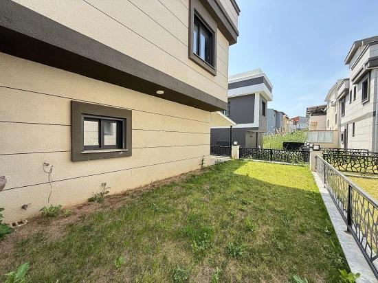 Ürkmez Doğanbey'de Denize Yakın Satılık Bahceli 2+1 Villa