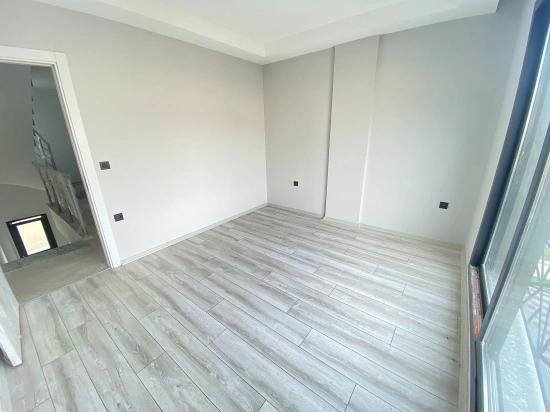Ürkmez Doğanbey'de Denize Yakın Satılık Bahceli 2+1 Villa