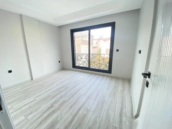 Ürkmez Doğanbey'de Denize Yakın Satılık Bahceli 2+1 Villa