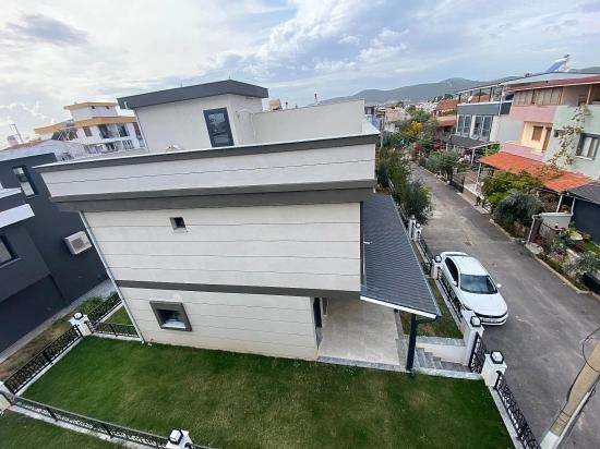 Ürkmez Doğanbey'de Denize Yakın Satılık Bahceli 2+1 Villa