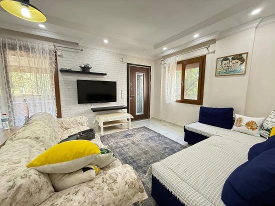 Seferihisar Doğanbey'de Satılık 2+1 Bahçeli Full Eşyalı Villa