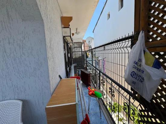 Doğanbey'de Satılık Ara Kat 2+1 Deniz Tarafında 70 Metre² Daire
