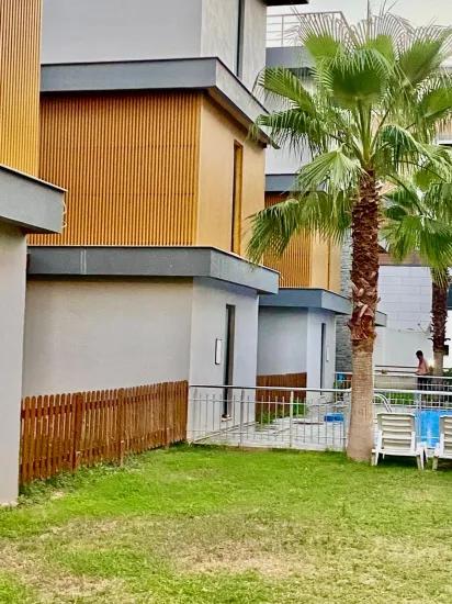 Seferihisar Doğanbey deniz tarafında site İçerisinde havuzlu tek müstakil villa