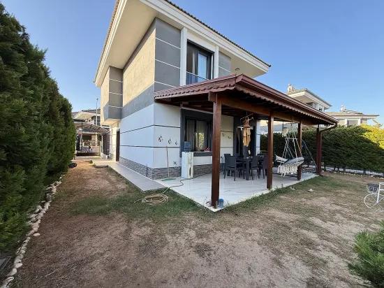 Ürkmez Doğanbey'de Müstakil Havuzlu 3+1 Ayrı Mutfak Geniş Bahçe