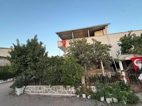 Ürkmez'de Site İçerisinde Havuzlu 4+1 Köşe Bina, Denize 400 m
