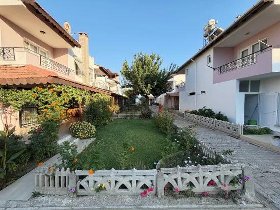 Gümüldür'de Deniz Tarafında Satılık Müstakil Bahçeli 3+1 Villa