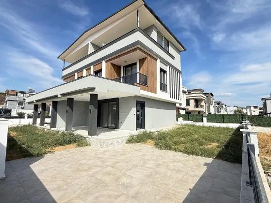 Seferihisar Doğanbey'de Satılık Sıfır 3+1 Dubleks Villa – Geniş Bahçeli