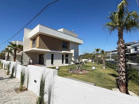 🏡 Seferihisar Ürkmez’de Site İçerisinde Havuzlu Sıfır Lüks Villa