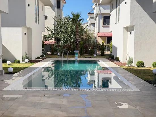 🏡 Seferihisar Ürkmez’de Site İçerisinde Havuzlu Sıfır Lüks Villa