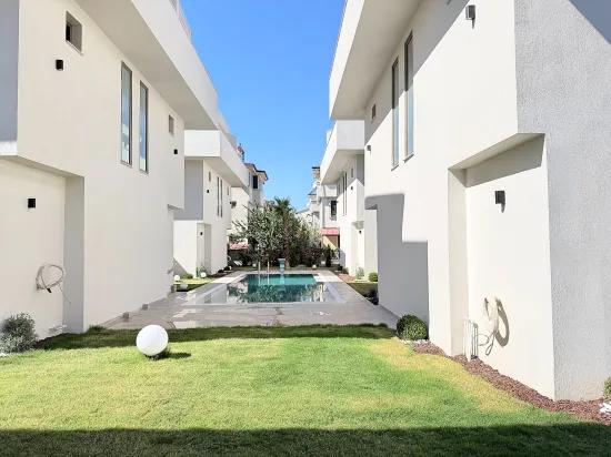 🏡 Seferihisar Ürkmez’de Site İçerisinde Havuzlu Sıfır Lüks Villa