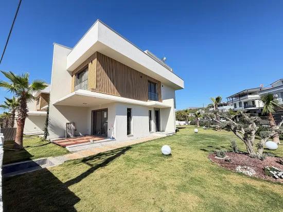 🏡 Seferihisar Ürkmez’de Site İçerisinde Havuzlu Sıfır Lüks Villa
