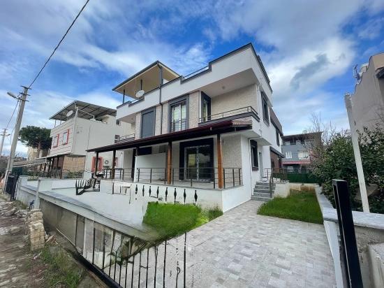 Seferihisar Doğanbey'de Satılık Ferah Konum Denize Çok Yakın 3+1 Lüks Villa