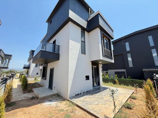 Seferihisar Doğanbey’de Satılık Müstakil Bahçeli 2 + 1 Villa