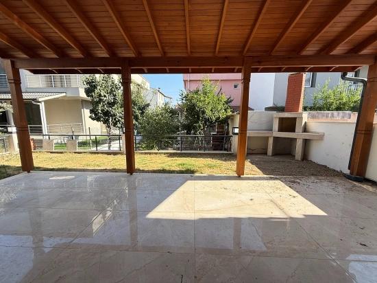 Seferihisar Doğanbey'de Denize Yakın Satılık Sıfır Bahçeli 3+1 Villa
