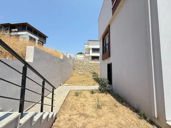 Seferihisar Doğanbey'de Satılık Deniz Manzarali Müstakil Bahçeli 3+1 Villa