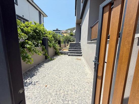 Seferihisar Doğanbeyde Satılık 3+1 Deniz Manzaralı Bahçeli Villa