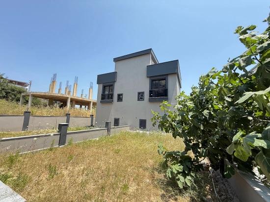 Seferihisar Doğanbeyde Satılık 3+1 Deniz Manzaralı Bahçeli Villa