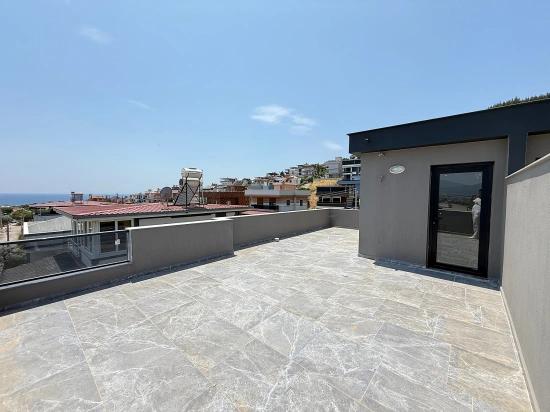 Seferihisar Doğanbeyde Satılık 3+1 Deniz Manzaralı Bahçeli Villa