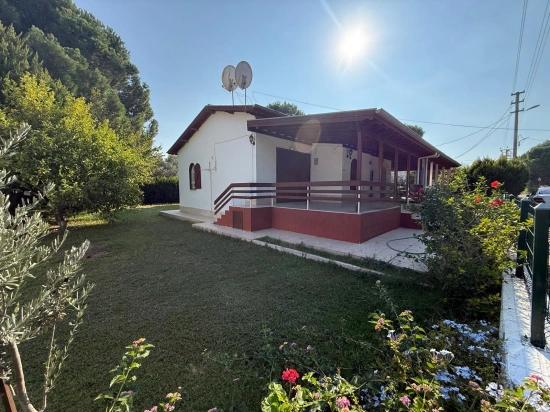 Seferihisar Doğanbey‘de Site İçinde Denize 100 Metre Geniş Bahçeli 2 + 1 Müstakil Yazlık