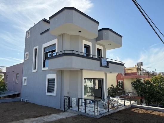 Ürkmez'de Deniz Manzaralı Müstakil Ayrı Mutfak 3+1 Köşe Villa