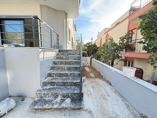 Ürkmez'de Deniz Manzaralı Müstakil Ayrı Mutfak 3+1 Köşe Villa