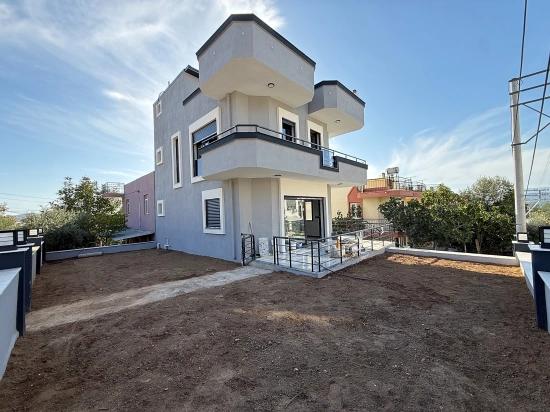 Ürkmez'de Deniz Manzaralı Müstakil Ayrı Mutfak 3+1 Köşe Villa