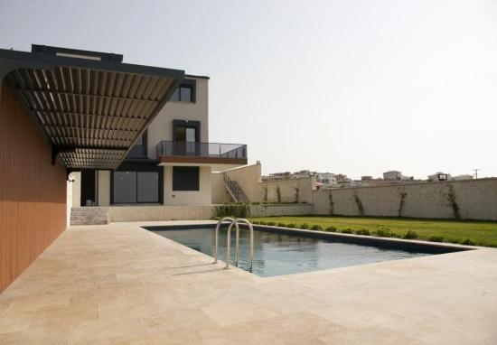 İzmir Seferihisar Düzce’de Satılık 750 Metre² 4 + 2 Özel Havuz Lüks Villa