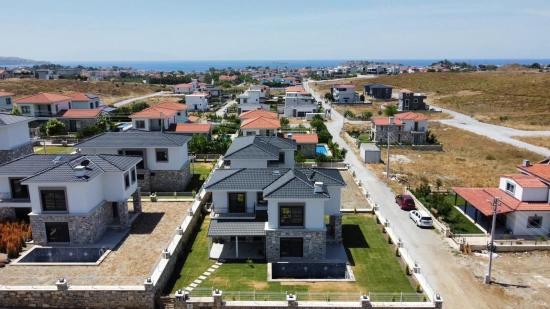 Seferihisar Akarcada Müstakil Havuzlu Lüx Şömüneli Satılık 4+1 Villa