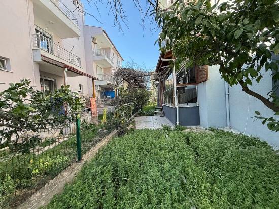 Seferihisar Ürkmez Merkezde Satılık Giriş Katı Bahçeli 2 + 1 Daire