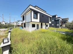 Seferihisar Doğanbey'de Denıze Yakın Satılık Genıs Bahcelı Sıfır 3+1 Villa