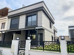 Ürkmez Doğanbey'de Denize Yakın Satılık Bahceli 2+1 Villa