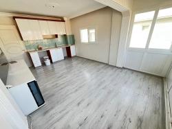 Ürkmez Merkezde Denıze Yakın Satılık Ara Kat Genis 2+1 Daire