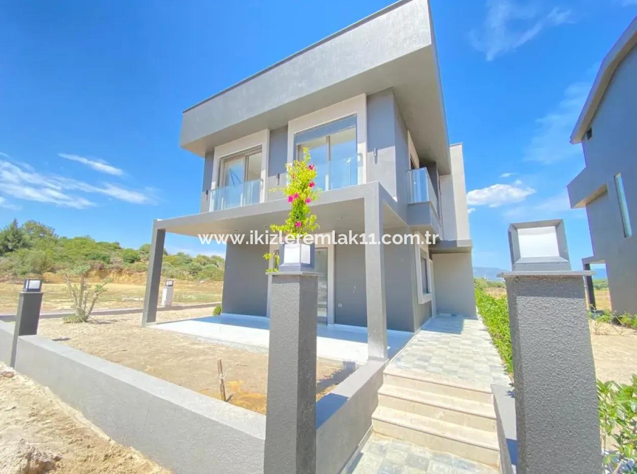 Seferihisar Doğanbey'de Denize Sıfır Site İçinde Satılık 3+1 Villa