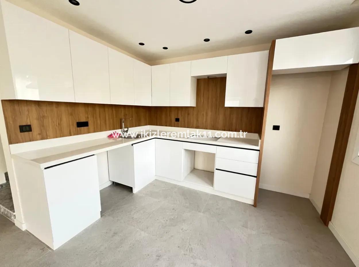 Doğanbey'de Denize Yakın Satılık Sıfır Geniş Bahçeli Köşe Villa