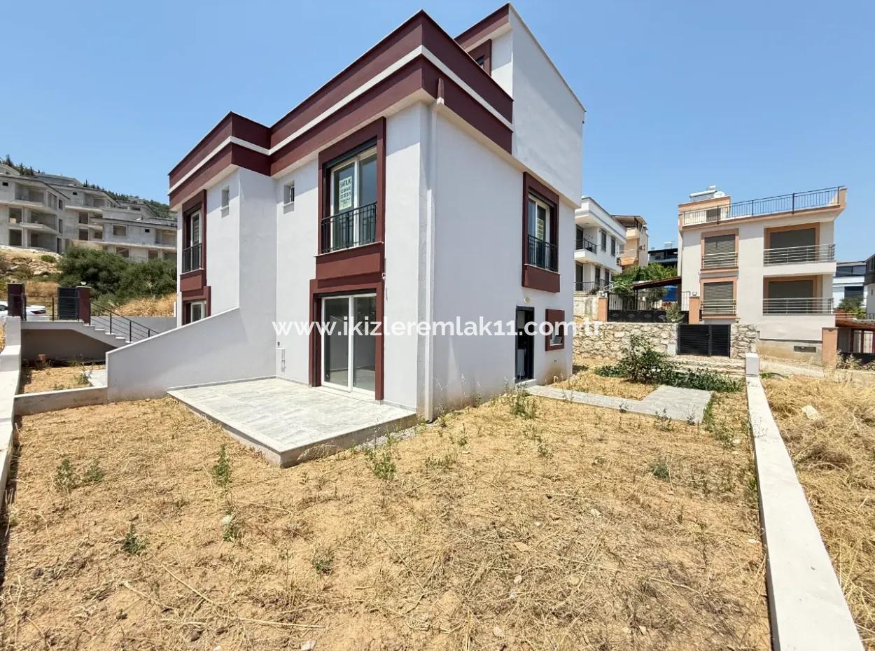 Seferihisar Doğanbey'de Satılık Deniz Manzaralı Bahçeli 3+1 Sıfır Villa