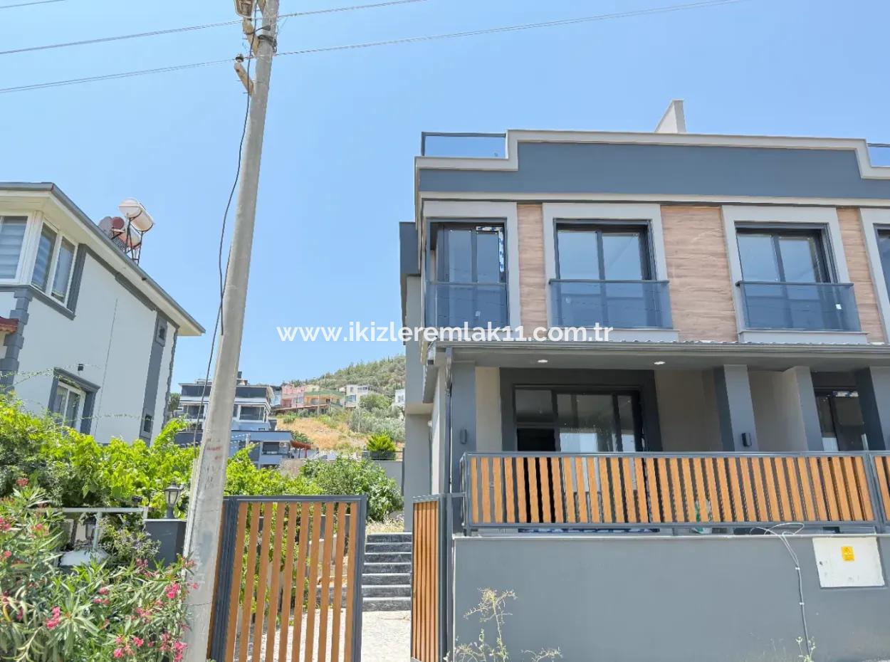 Seferihisar Doğanbeyde Satılık 3+1 Deniz Manzaralı Bahçeli Villa