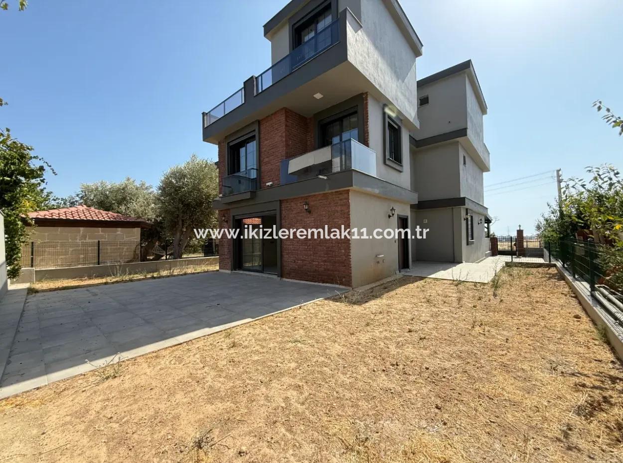 Seferihisar Ürkmez De Satılık Sıfır Geniş Bahçeli 3+1 Villa