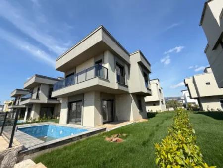Seferihisar Doğanbey'de Tek Müstakil Geniş Bahçeli Satılık Sıfır Havuzlu 3+1 Villa