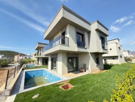 Seferihisar Doğanbey'de Tek Müstakil Geniş Bahçeli Satılık Sıfır Havuzlu 3+1 Villa