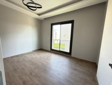 Seferihisar Doğanbey'de Tek Müstakil Geniş Bahçeli Satılık Sıfır Havuzlu 3+1 Villa