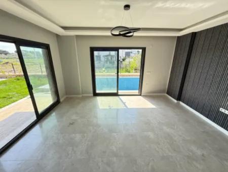 Seferihisar Doğanbey'de Tek Müstakil Geniş Bahçeli Satılık Sıfır Havuzlu 3+1 Villa