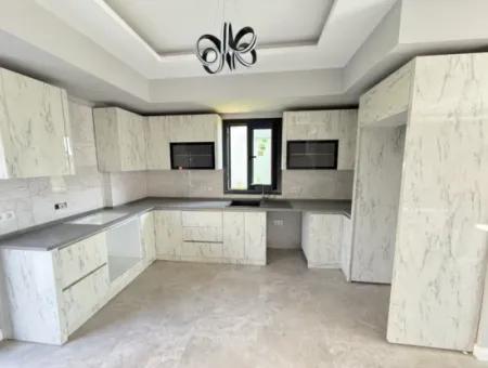 Seferihisar Doğanbey'de Tek Müstakil Geniş Bahçeli Satılık Sıfır Havuzlu 3+1 Villa