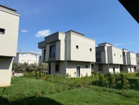Seferihisar Doğanbey'de Tek Müstakil Geniş Bahçeli Satılık Sıfır Havuzlu 3+1 Villa