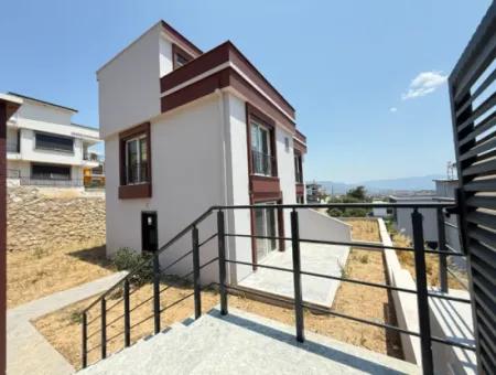 Seferihisar Doğanbey'de Satılık Deniz Manzaralı Bahçeli 3+1 Sıfır Villa