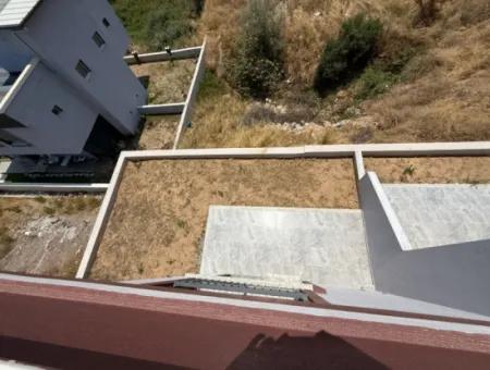 Seferihisar Doğanbey'de Satılık Deniz Manzaralı Bahçeli 3+1 Sıfır Villa