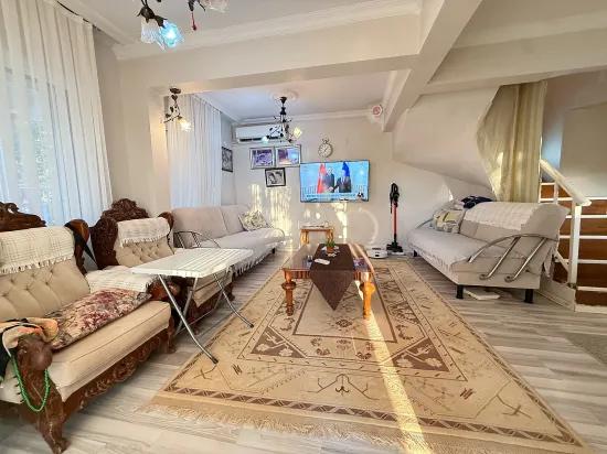 Ürkmez'de Site İçerisinde Havuzlu 4+1 Köşe Bina, Denize 400 M
