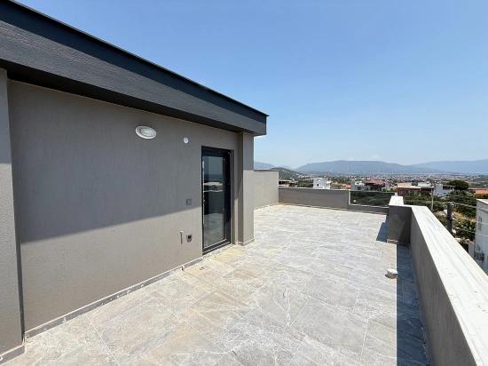 Seferihisar Doğanbeyde Satılık 3+1 Deniz Manzaralı Bahçeli Villa